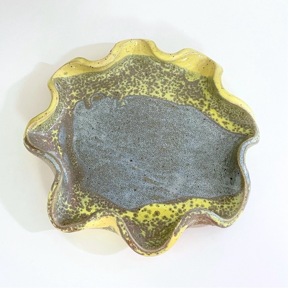 Ruffle Dish Artist Signed Pottery - Picture 8 of 11